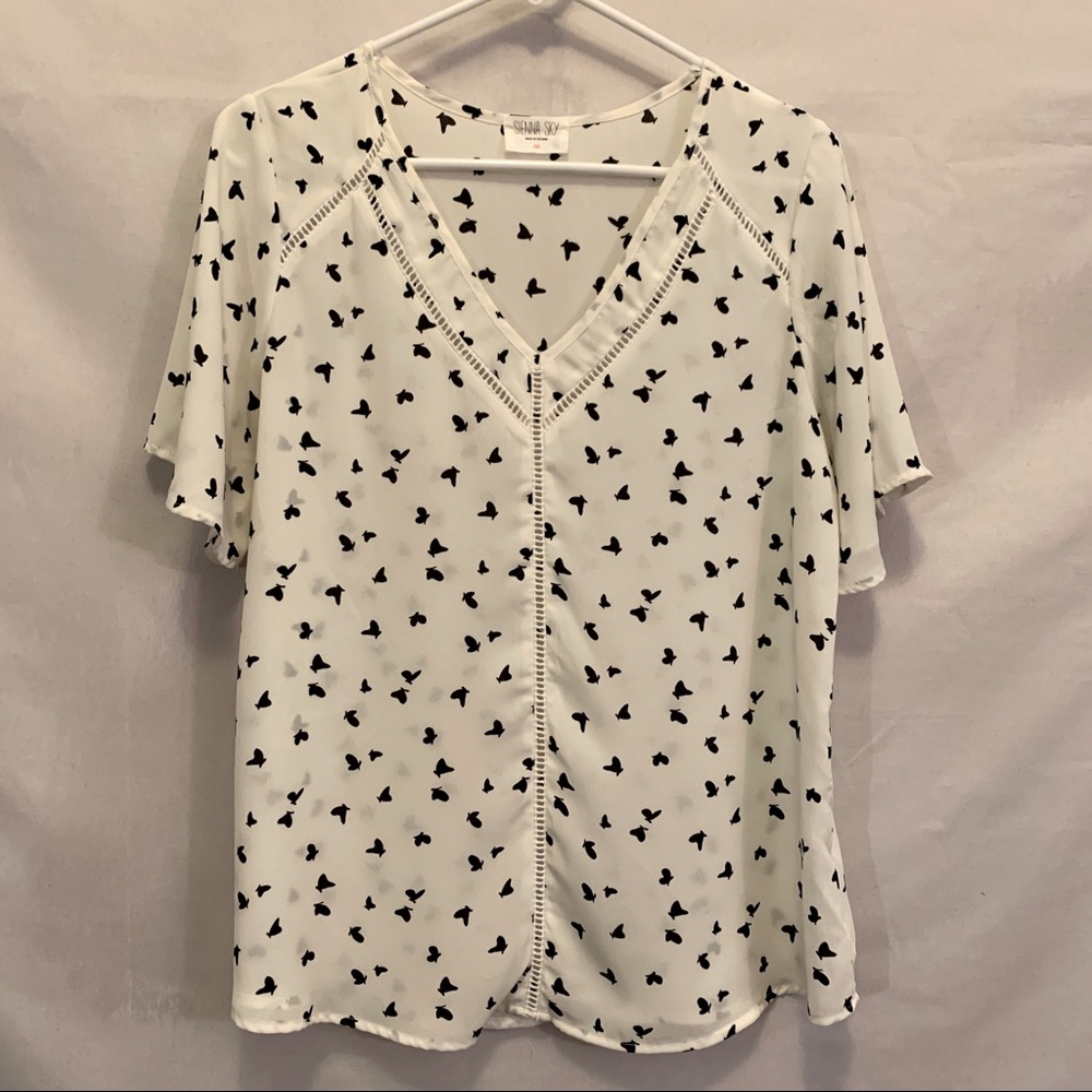 ✨NWOT✨ Butterfly print flutter sleeve blouse
